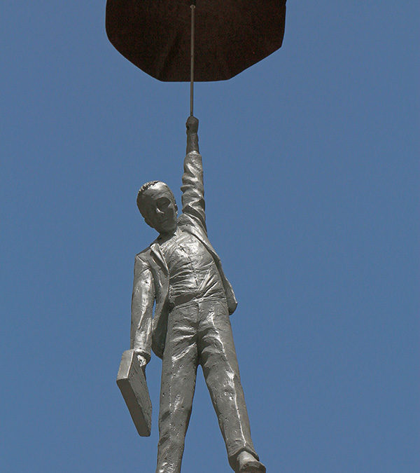 sculpture suspendue à Arles stage photo dans le sud de la France - RaySun Photographe